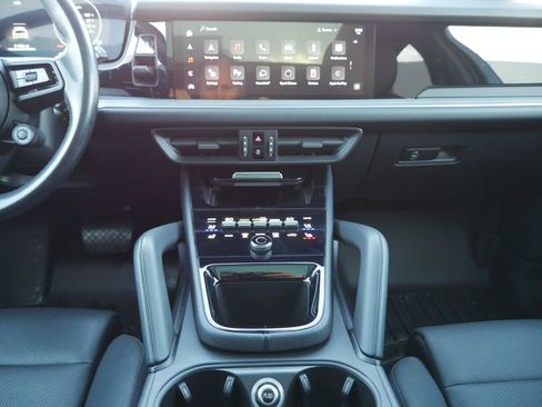 Used 2024 Porsche Cayenne image 40