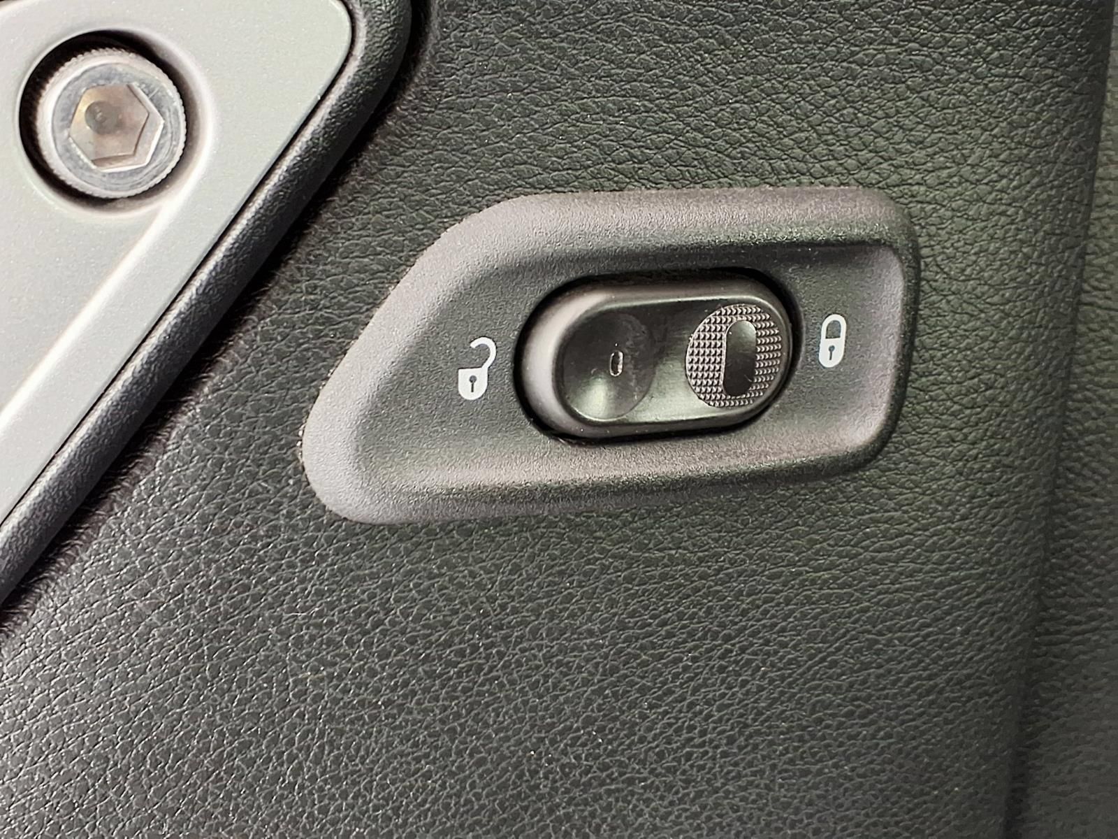Used 2017 Jeep Wrangler Unlimited Rubicon w/ Connectivity Group AWD/4WD image 14