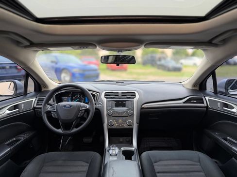 Used 2018 Ford Fusion SE FWD image 2