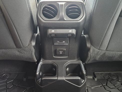 Used 2020 Jeep Wrangler Unlimited Sahara AWD/4WD image 28