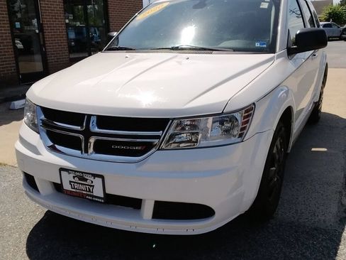 Used 2020 Dodge Journey SE FWD image 1