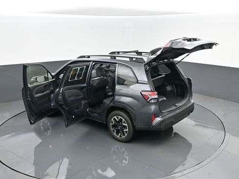 Used 2025 Subaru Forester Premium image 27
