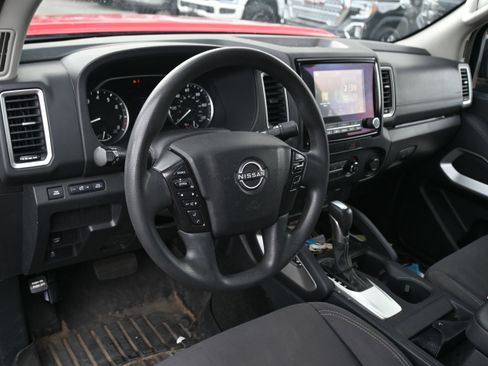 Used 2022 Nissan Frontier SV image 3