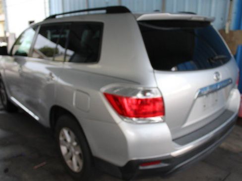 Used 2012 Toyota Highlander FWD w/ Tech Pkg image 3