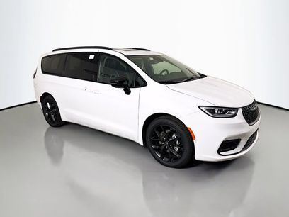 New 2026 Chrysler Pacifica Limited w/ Uconnect Theater Family Group