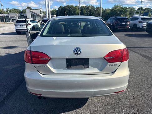 Used 2011 Volkswagen Jetta SE FWD image 18