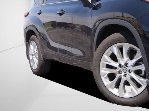 Used 2023 Toyota Highlander Limited AWD/4WD image 3