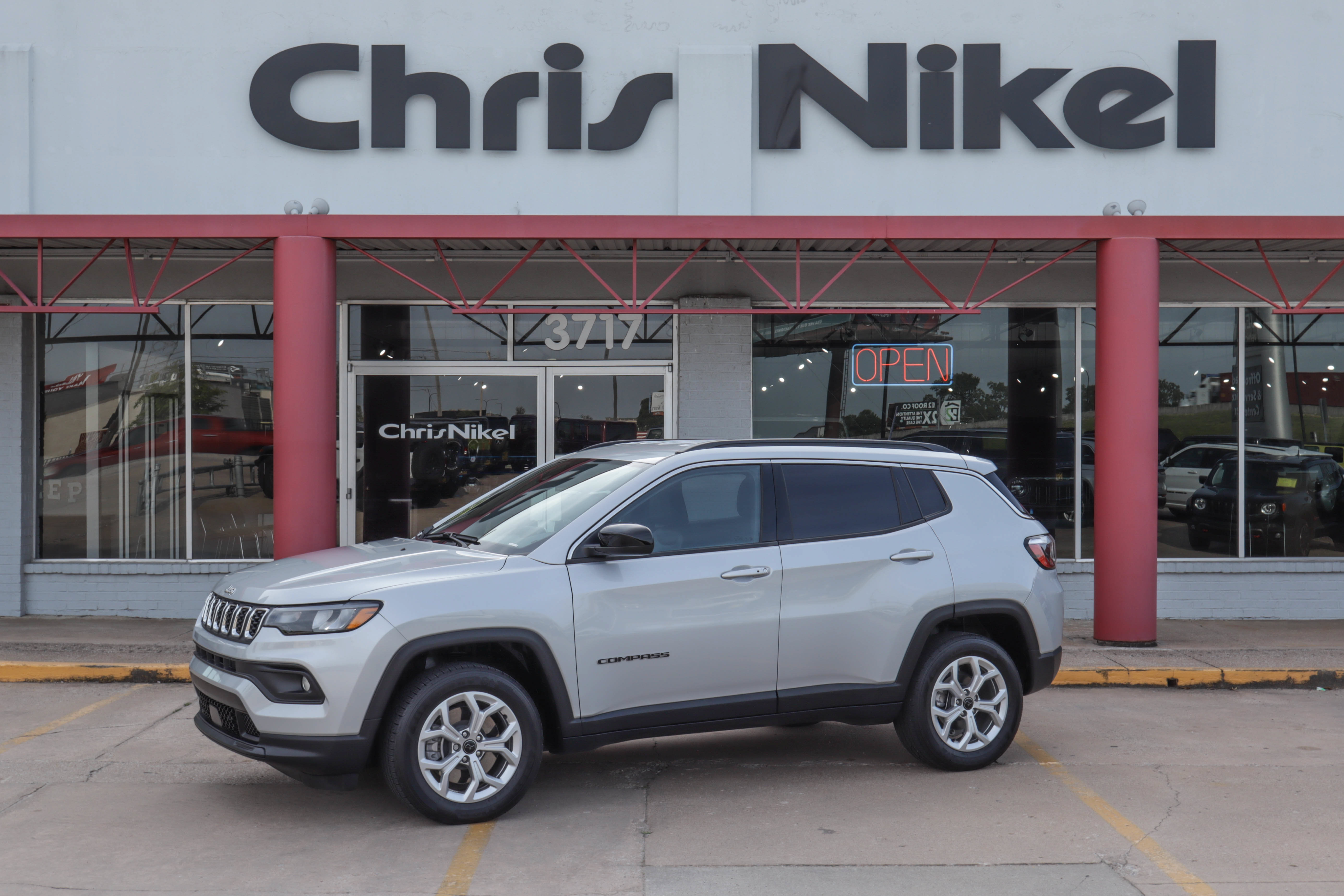 Used 2025 Jeep Compass Latitude AWD/4WD image 1