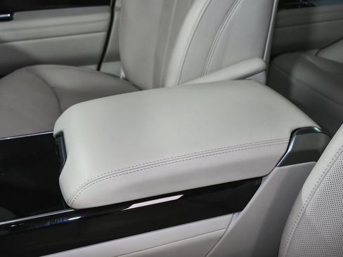 Used 2025 Land Rover Range Rover SE image 57