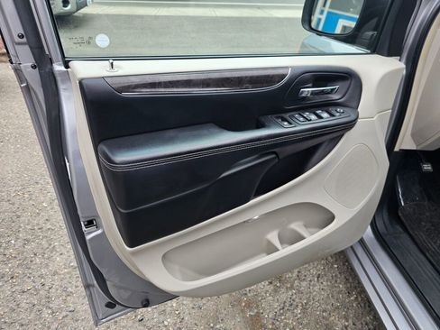 Used 2016 Chrysler Town & Country Touring image 26