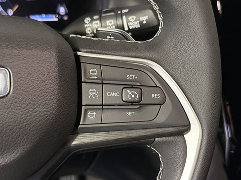 Used 2025 Jeep Grand Cherokee L Laredo image 16