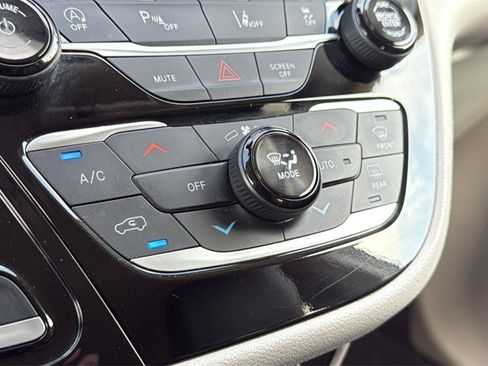 Used 2024 Chrysler Pacifica Touring-L image 25