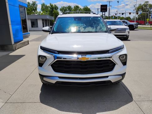 Used 2024 Chevrolet TrailBlazer LT w/ LT Cold Weather Package AWD/4WD image 2