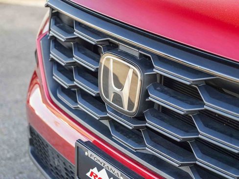 Used 2025 Honda Pilot Sport image 2