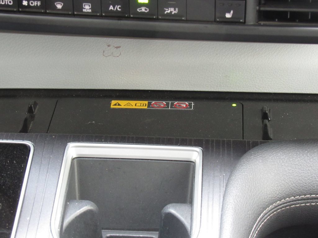 Certified 2025 Toyota Sienna XLE FWD image 33