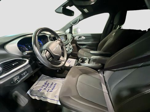 Used 2020 Chrysler Pacifica Touring w/ S Appearance Package image 15