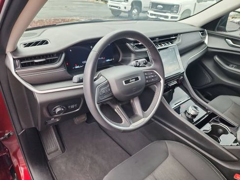 Used 2023 Jeep Grand Cherokee Laredo AWD/4WD image 11