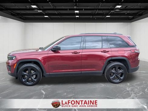 Used 2024 Jeep Grand Cherokee Altitude AWD/4WD image 2