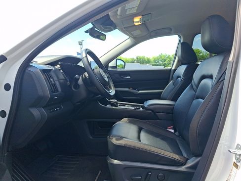 Used 2023 Nissan Pathfinder SL AWD/4WD image 14