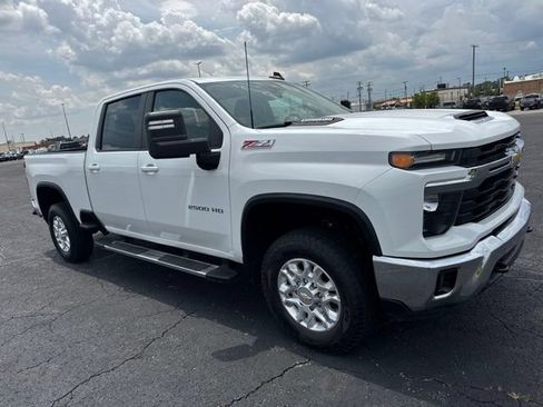 Used 2024 Chevrolet Silverado 2500 LT AWD/4WD image 3