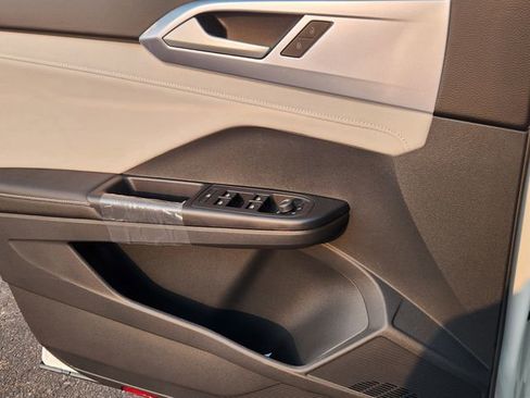 New 2025 Volkswagen Taos SE image 6