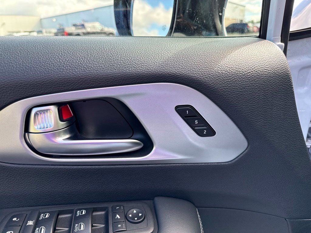 Used 2025 Chrysler Pacifica Limited FWD image 30