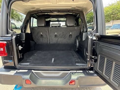 Used 2022 Jeep Wrangler Unlimited Sahara w/ Cold Weather Group AWD/4WD image 30
