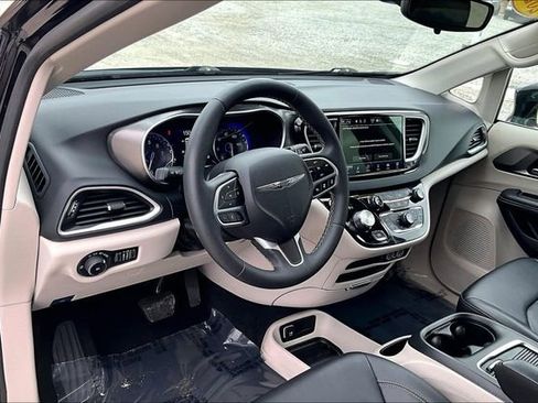 Used 2024 Chrysler Pacifica Touring-L image 13