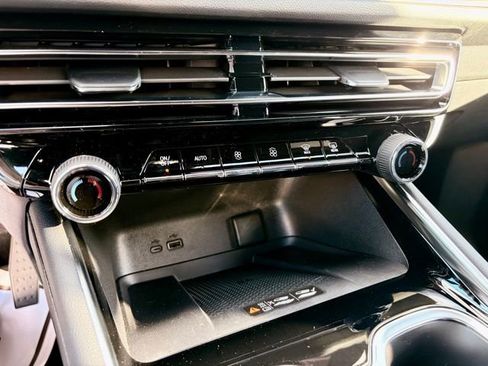 New 2026 Chevrolet Traverse LT image 9