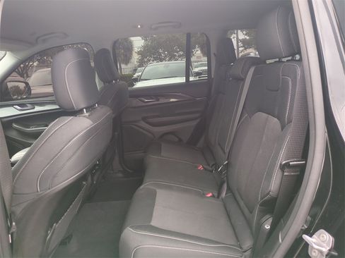 Used 2023 Jeep Grand Cherokee Laredo image 17