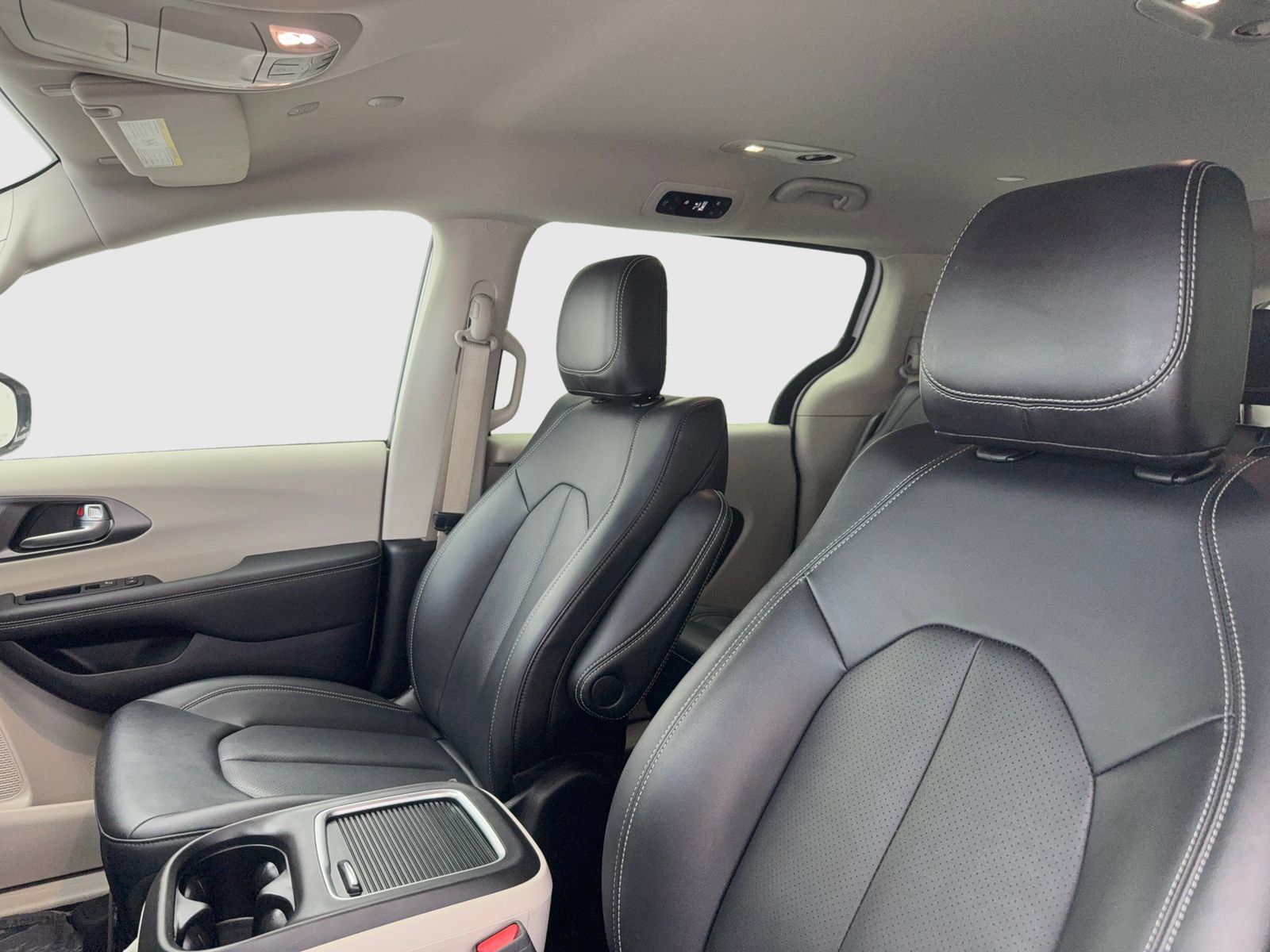 Used 2024 Chrysler Pacifica Limited FWD image 15