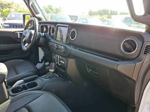 Used 2022 Jeep Wrangler Unlimited Sahara w/ Cold Weather Group AWD/4WD image 11
