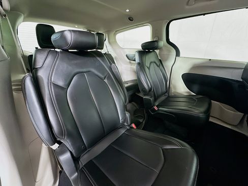 Used 2023 Chrysler Pacifica Touring-L FWD image 26