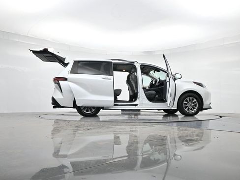 Used 2022 Toyota Sienna XLE image 47