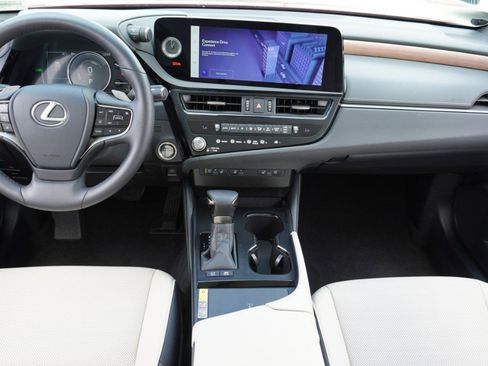 Certified 2025 Lexus ES 300h w/ Premium Package image 27