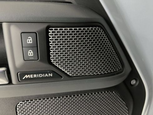 Used 2024 Land Rover Defender 110 X-Dynamic SE AWD/4WD image 13