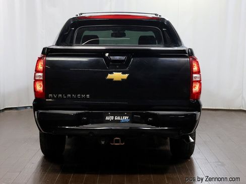 Used 2013 Chevrolet Avalanche LT w/ Suspension Package, Off-Road AWD/4WD image 4
