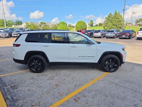 Used 2024 Jeep Grand Cherokee L Limited w/ Black Appearance Package RWD image 4