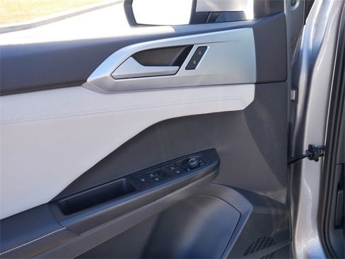 Certified 2025 Volkswagen Taos SE image 16