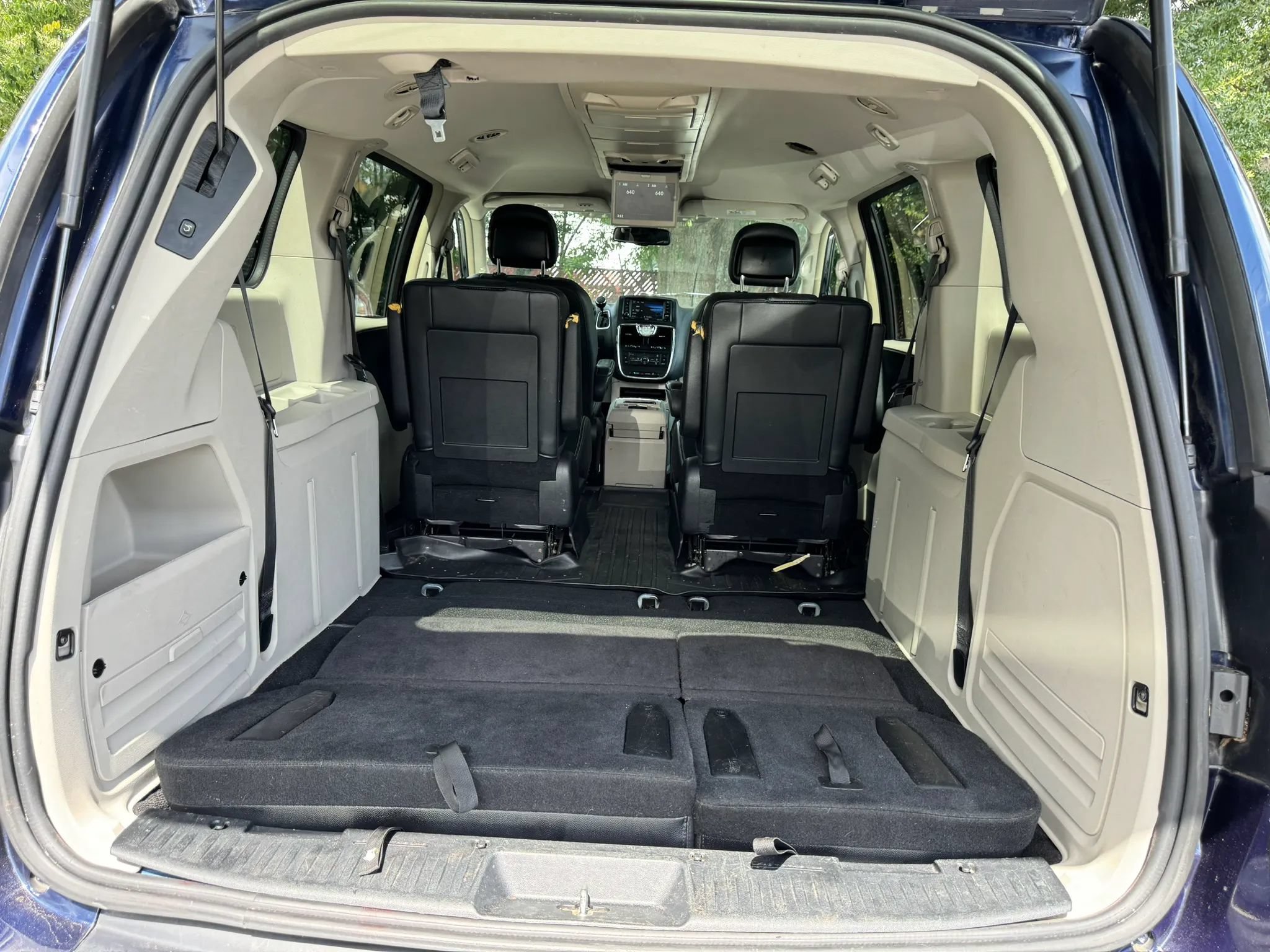 Used 2016 Chrysler Town & Country Touring FWD image 32