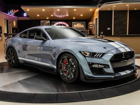 Used 2022 Ford Mustang Shelby GT500 w/ Carbon Fiber Track Pack RWD image 9