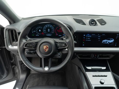Certified 2025 Porsche Cayenne Coupe image 32