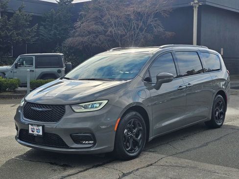 Used 2021 Chrysler Pacifica Touring-L w/ Uconnect Theater Family Group image 3