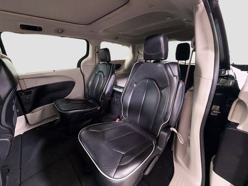 Used 2023 Chrysler Pacifica Limited FWD image 27