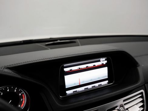 Used 2015 Mercedes-Benz E 400 Sedan image 12