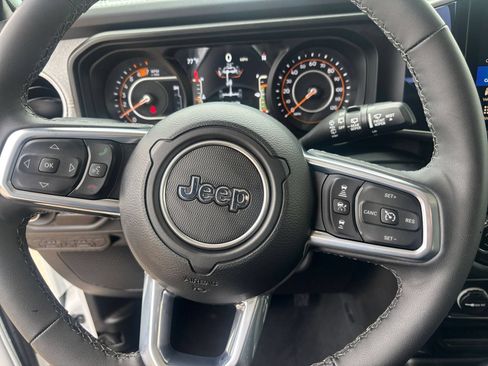 Used 2025 Jeep Wrangler Unlimited Sahara AWD/4WD image 29