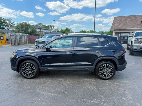 Used 2025 Volkswagen Taos SE FWD image 9