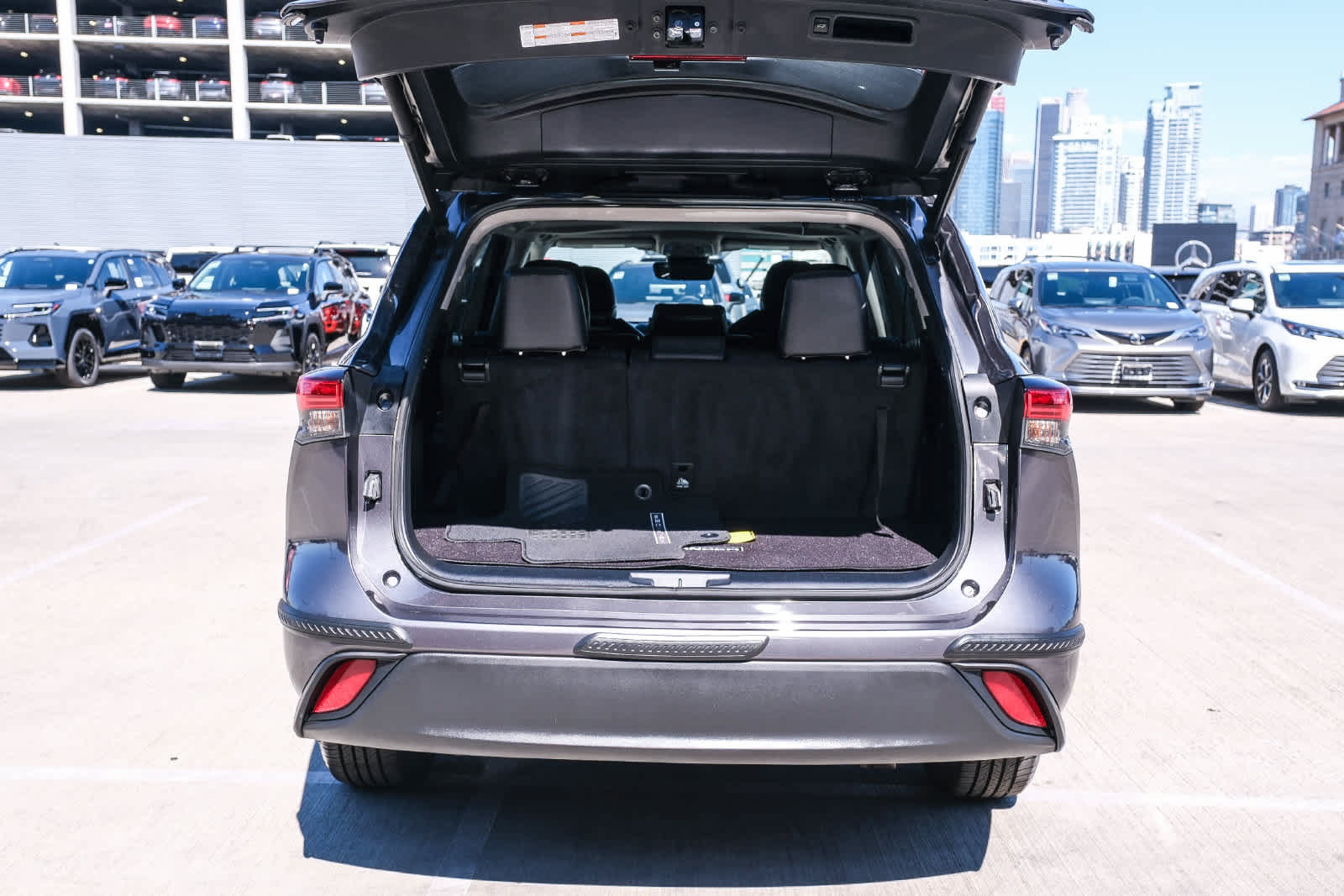 Used 2023 Toyota Highlander XLE FWD image 27