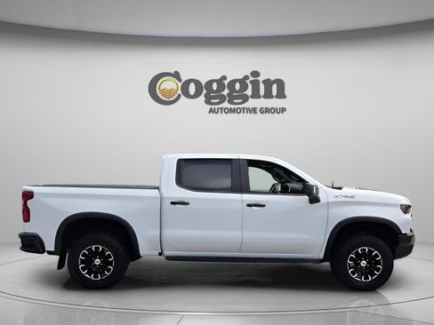 Used 2023 Chevrolet Silverado 1500 ZR2 w/ Technology Package AWD/4WD image 6