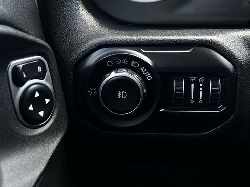 Used 2021 Jeep Wrangler Unlimited Sahara AWD/4WD image 25